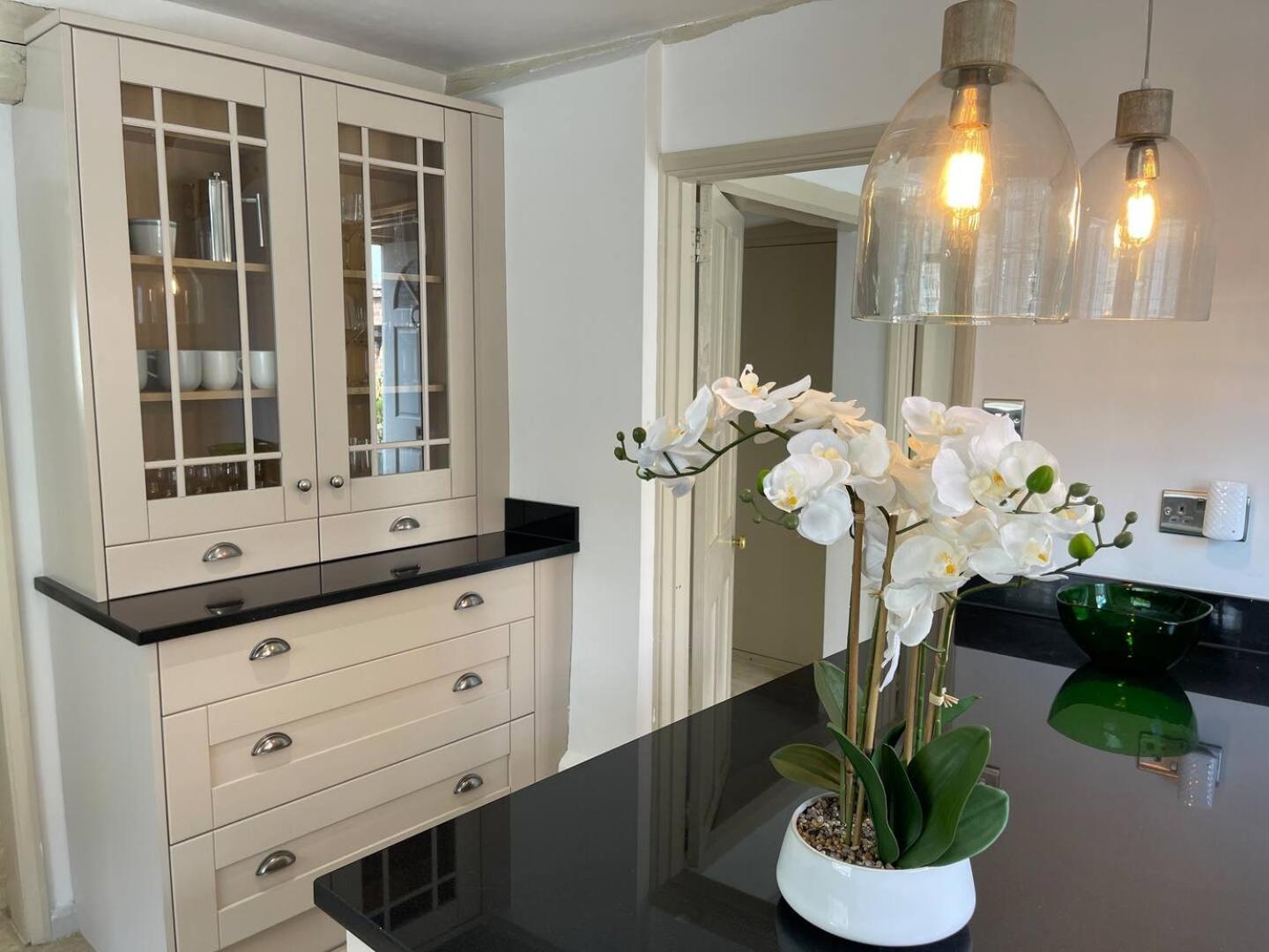 Elegant Oak Beamed House In Pretty Village - Cambridge Homehost Buckden  Exterior foto